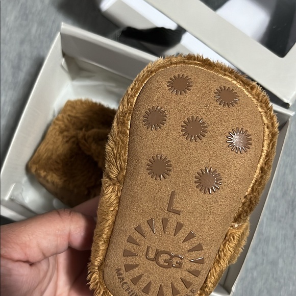 Baby Uggs size 0/1 - Picture 2 of 4